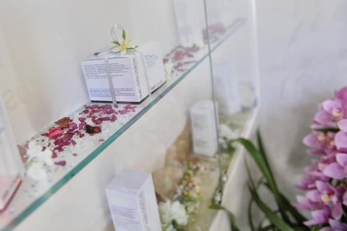 a shelf with flowers and a box on it at Hotel Bertusi in Porretta Terme