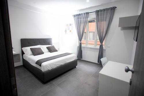 een slaapkamer met een bed en een raam bij Amazing Napoli in Napels