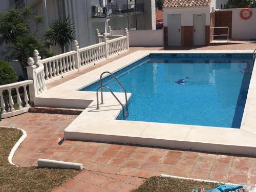 多列毛利诺斯Apartamento con aire acondicionado en urbanización con piscina的海水中海豚游泳池