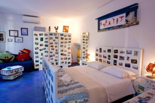 a bedroom with a bed and a couch at Studio Apartment Sretna in Split