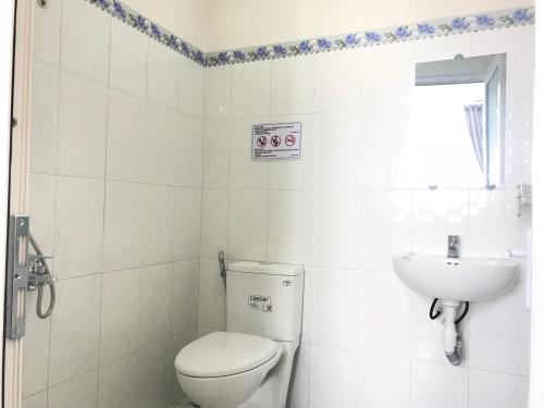A bathroom at Mai Ngoc Hotel