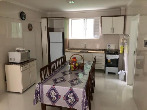 una cocina con mesa y mantel. en Apto Central para Família, en Balneário Camboriú
