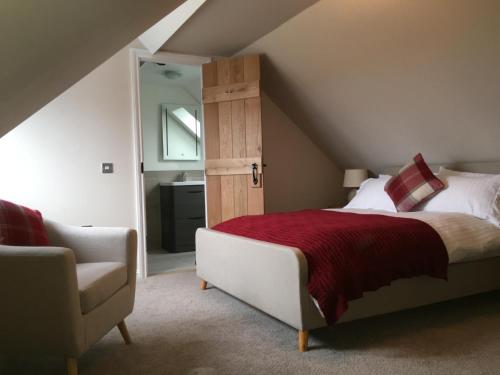 A bed or beds in a room at Brae Cottage 