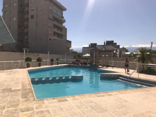una piscina con acqua blu in un edificio di Jardines de Belgrano a Salta