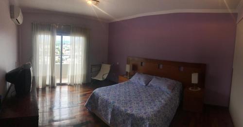 Ένα ή περισσότερα κρεβάτια σε δωμάτιο στο Jardines de Belgrano