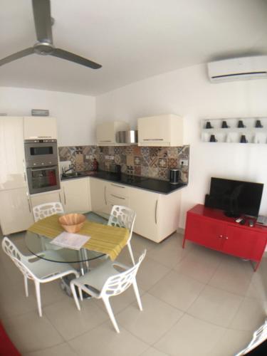 Simons Apartments minutes away from Balluta Bay and St Juliansにあるキッチンまたは簡易キッチン
