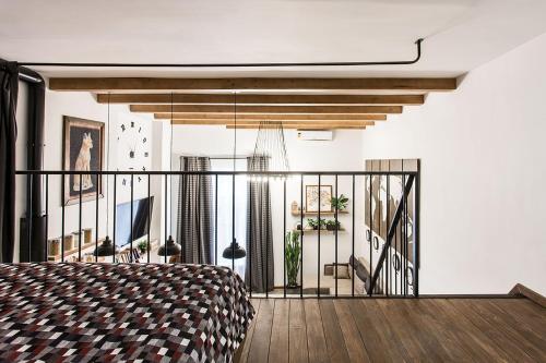 Un dormitorio con una cama y un balcón. en Дворівнева квартира Одеса для 4 гостей 32г-1, en Odessa