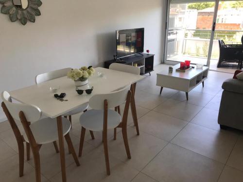 a white table and chairs in a living room at Amplio, moderno y luminoso departamento en la mejor zona de Tigre in Tigre