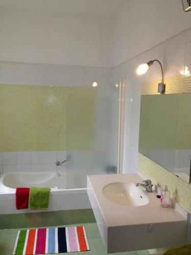 Simons Apartments minutes away from Balluta Bay and St Juliansにあるバスルーム