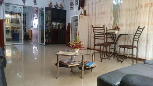 ein Wohnzimmer mit einem Sofa, Tischen und Stühlen in der Unterkunft Hotel Villamar in Quito