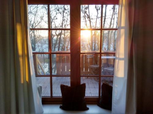 una vista de una ventana con el sol brillando en Meine Ferienwohnung Pleissenhaus en Altemburgo