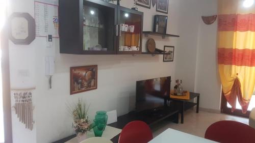Una televisión o centro de entretenimiento en Alma House