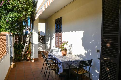 a patio with a table and chairs on a patio at Casa Zafferano in Albenga