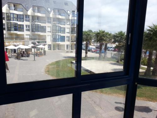- une vue sur un bâtiment depuis une fenêtre dans l'établissement Charme et Océan face à la plage, à Plougonvelin