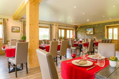 A restaurant or other place to eat at Chalet-Hôtel Le Beausoleil, The Originals Relais (Hotel-Chalet de Tradition)