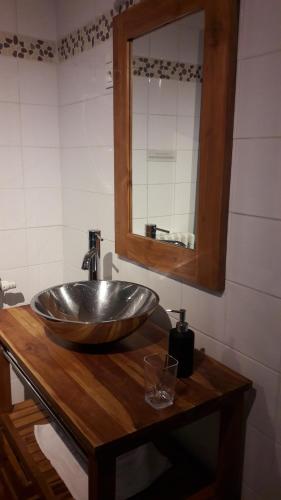 ein Badezimmer mit einem Spülbecken auf einer Holztheke in der Unterkunft Le Poisson Ivre in Dinan