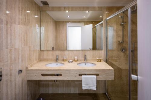 a bathroom with two sinks and a shower at Victory Village 3A in Quinta do Lago
