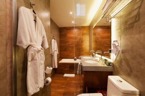 マチュピチュにあるInti Punku Machupicchu Hotel & Suitesのバスルーム(トイレ、洗面台、バスタブ付)