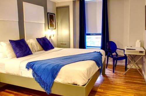 um quarto com uma cama com um cobertor azul em The Ridge em Nova York