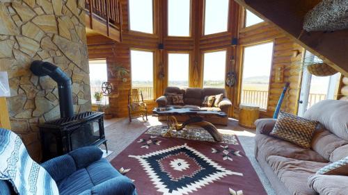 Χώρος καθιστικού στο Juniper Ridge 5 BR Family Cabin