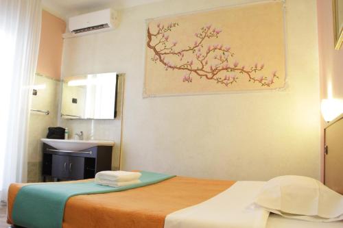 a room with a bed and a painting on the wall at Hotel America in Milan