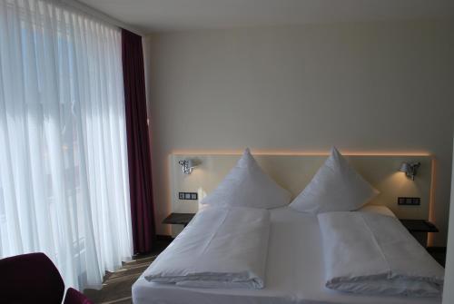 Postel nebo postele na pokoji v ubytování Hotel am Berg Esslingen
