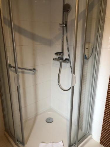 ein Badezimmer mit Dusche mit Glastür in der Unterkunft Apartment 101 - Aparthotel Vucko Jahorina private host in Jahorina