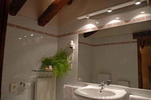 bagno con lavandino e specchio di Hotel L'Ultimo Mulino a Bannia