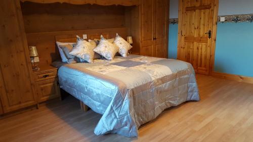 a bedroom with a bed and a wooden floor at Leroy´s Lodge in Headford