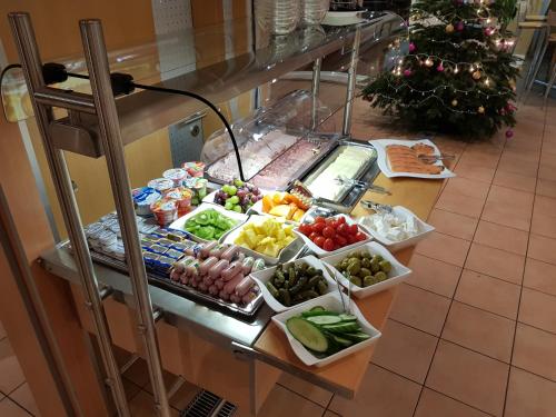 a counter with a bunch of fruits and vegetables at Hotel Habana in Aalen