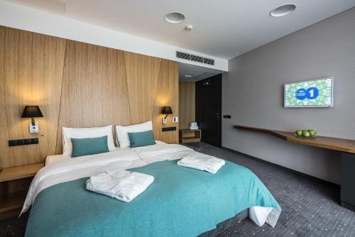 Postel nebo postele na pokoji v ubytování Regatta Hotel Restauracja Spa