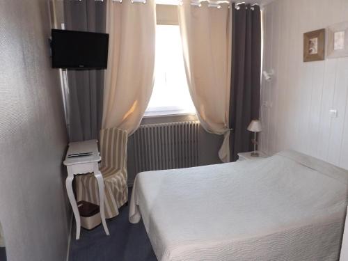 Ένα ή περισσότερα κρεβάτια σε δωμάτιο στο Hôtel De Londres
