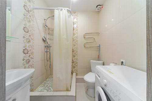 アドレルにあるApartment on Kaspiskaya Olympic Parkの白いバスルーム(シャワー、トイレ付)