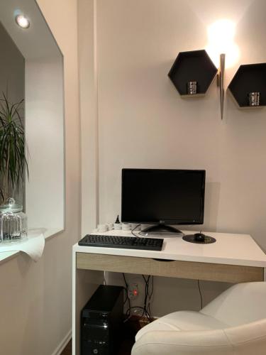 a desk with a computer on top of it at Ferienhaus zur Waldauer Höhe mit 3 SZ, 120qm & 40qm Balkon in Schleusingen