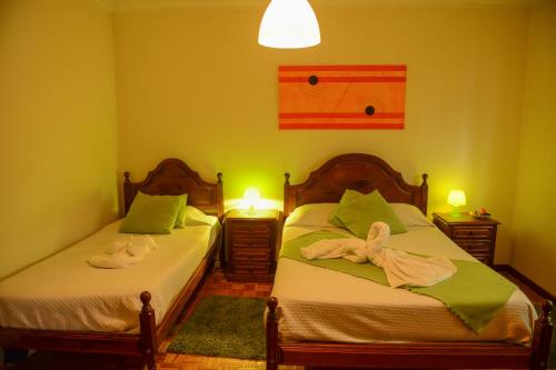 2 Betten in einem Zimmer mit einem Basketball an der Wand in der Unterkunft SEIA Apartamento Vista SERRA in Seia