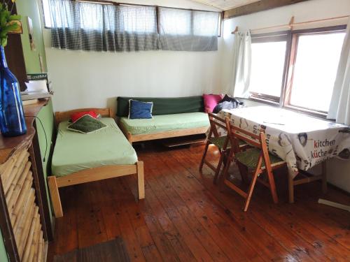 Habitación con cama, mesa y sofá en Cabañas Pietragalla, en Punta del Diablo