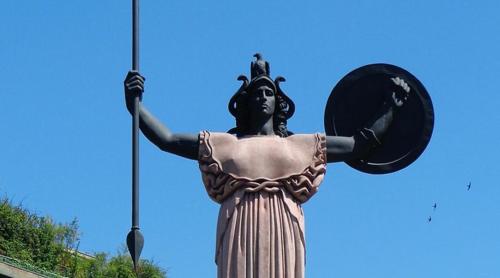 une statue d'une femme tenant un chapeau dans l'établissement MINERVA GUEST HOUSE, à Pavia