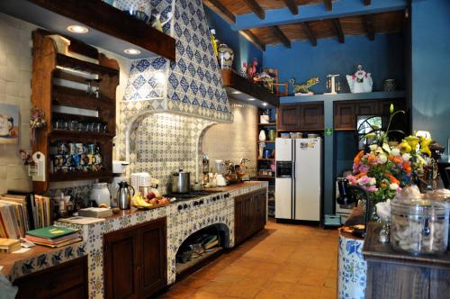 a kitchen with a stove and a refrigerator at Casa de la Cuesta B&B in San Miguel de Allende