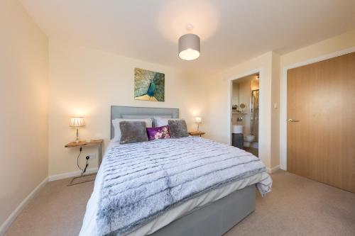 um quarto com uma cama grande e um edredão azul em THE BROCH, Ground Floor City Centre Apartment, sleeps 6 em Perth