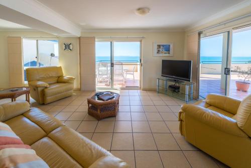  Villa Mar Colina -  Room  picture :   Shower    Bath    TV                           