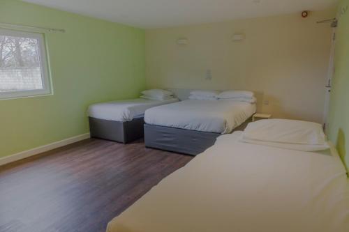 Un pat sau paturi într-o cameră la Primelodge Doncaster