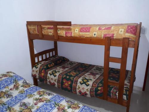 dwa łóżka piętrowe siedzące obok siebie w pokoju w obiekcie Bungalow Anita Nº4 w mieście Colón