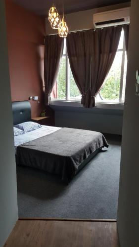 Ένα ή περισσότερα κρεβάτια σε δωμάτιο στο Borneo Sweet Guesthouse