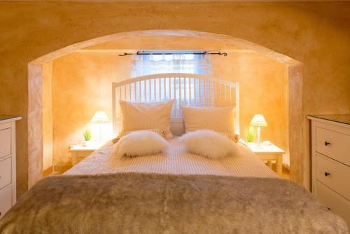 シャルボイツにあるAltes Zollhaus Casa Rusticaのベッドルーム1室(大型ベッド1台、枕2つ付)