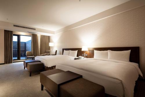 a hotel room with two beds and a window at 雀客旅館台中來來 in Taichung