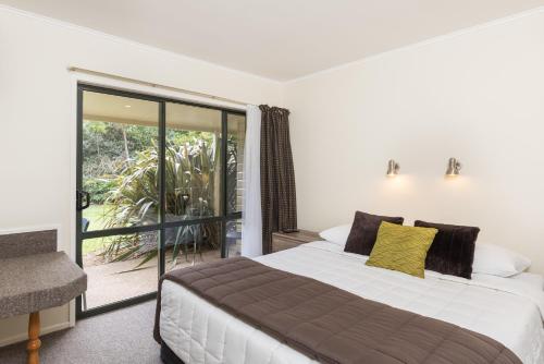 Postel nebo postele na pokoji v ubytování Kauri Park Motel