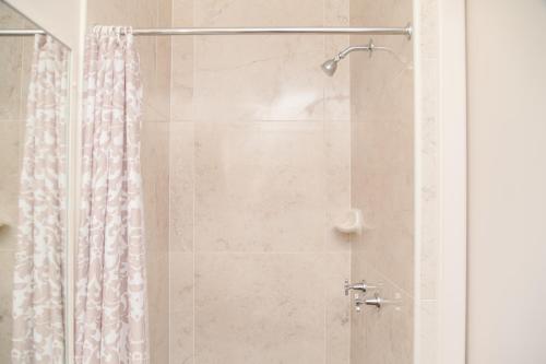 een badkamer met een douche en een douchegordijn bij Southside Holiday Village in Rockhampton