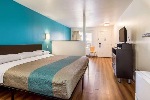 Postel nebo postele na pokoji v ubytování Motel 6 Portland Mall - 205