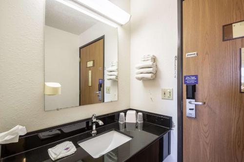 Motel 6-Saukville, WI tesisinde bir banyo