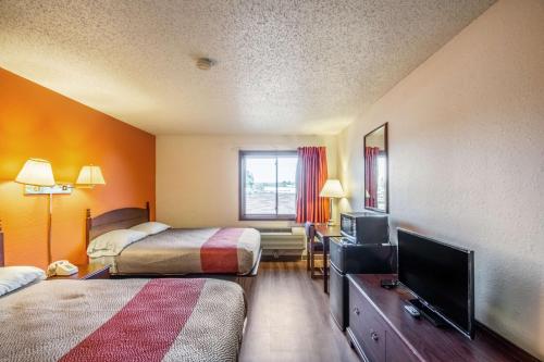 Кровать или кровати в номере Motel 6-Saukville, WI